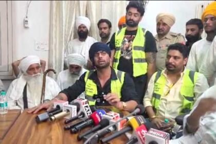 गायक मनकीरत औलख ने फिरोजपुर में बांटे 20 ट्रैक्टर : पूरे पंजाब में 200 ट्रैक्टर देने का किया वादा