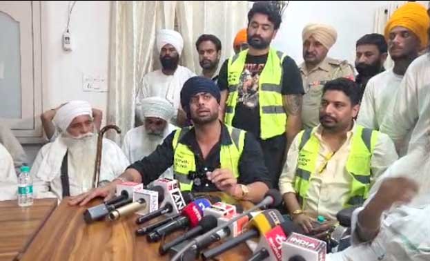 गायक मनकीरत औलख ने फिरोजपुर में बांटे 20 ट्रैक्टर : पूरे पंजाब में 200 ट्रैक्टर देने का किया वादा