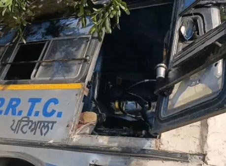 सवारियों से भरी बस बेकाबू होकर पेड़ से टकराई : धमाके के साथ पलटी, कई यात्रियों के पैर टूटे