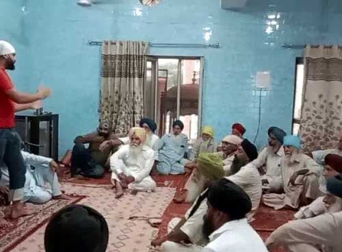 10 पंचायतों की आपात बैठक में अहम फैसला :  पंचायतों ने किया प्रवासियों का बहिष्कार : आधार-वोटर कार्ड रद्द करने का प्रस्ताव
