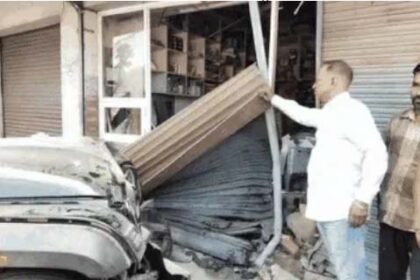 बेकाबू थार दुकान में घुसी : ड्राइवर घायल; बाल-बाल बचा राहगीर, घटना सीसीटीवी में कैद