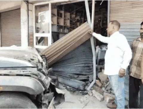 बेकाबू थार दुकान में घुसी : ड्राइवर घायल; बाल-बाल बचा राहगीर, घटना सीसीटीवी में कैद