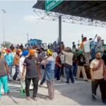 टूटी राहों सड़क को लेकर भड़के किसान: लुधियाना में लाडोवाल टोल प्लाजा करीब पौना घंटा फ्री रहा : साहनेवाल की SDM के आश्वासन पर माने किसान