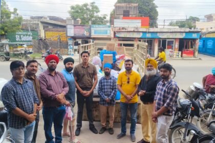 बाढ़ पीड़ितों की सेवा में जुटी डिजिटल मीडिया एसोसिएशन(DMA), पत्रकारों ने किश्ती में सवार होकर गांव-गांव जाकर लोगों के घरों तक पहुंचाई राहत सामग्री