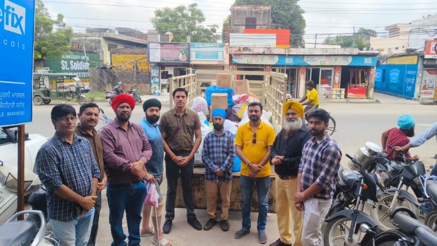 बाढ़ पीड़ितों की सेवा में जुटी डिजिटल मीडिया एसोसिएशन(DMA), पत्रकारों ने किश्ती में सवार होकर गांव-गांव जाकर लोगों के घरों तक पहुंचाई राहत सामग्री