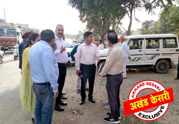 डिप्टी कमिश्नर और नगर-निगम कमिश्नर द्वारा शहर में बारिश के कारण क्षतिग्रस्त सड़कों का निरीक्षण