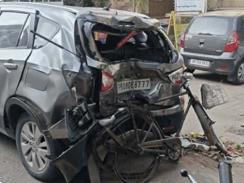 ड्राइविंग सीख रही युवती ने किया एक्सीडेंट : कार बैक करते वक्त पहले हॉकर को कुचला; फिर पूर्व मंत्री कालिया के घर में घुसाई