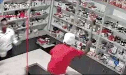 नकाबपोश लुटेरों ने फिल्मी अंदाज में  मेडिकल स्टोर पर बोला धावा : लुटेरे कुल्हाड़ी लेकर स्टोर में घुसे; पूरी घटना सीसीटीवी कैमरे में कैद