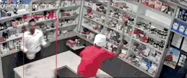 नकाबपोश लुटेरों ने फिल्मी अंदाज में  मेडिकल स्टोर पर बोला धावा : लुटेरे कुल्हाड़ी लेकर स्टोर में घुसे; पूरी घटना सीसीटीवी कैमरे में कैद