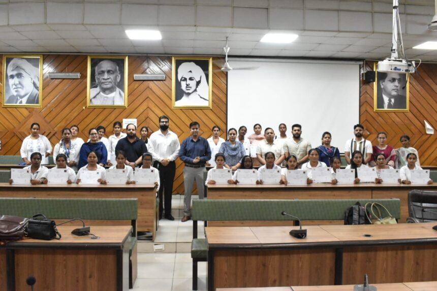 डिप्टी कमिश्नर ने केयरगिवर-मातृ-शिशु कोर्स पूरा करने वाली 30 प्रशिक्षार्थियों को सौंपे सर्टिफिकेट