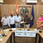 बाढ़ पीड़ितों की मदद के लिए सुरजीत हॉकी सोसाइटी द्वारा 5 लाख रुपये का योगदान