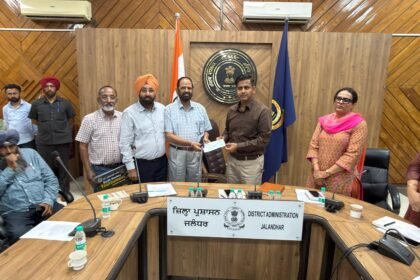 बाढ़ पीड़ितों की मदद के लिए सुरजीत हॉकी सोसाइटी द्वारा 5 लाख रुपये का योगदान