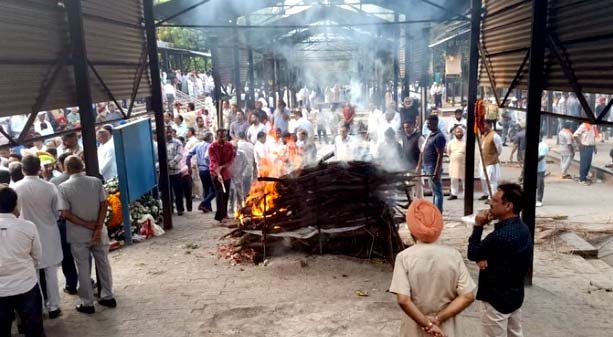 ADGP Suicide: एडीजीपी वाई पूरण कुमार का चंडीगढ़ में राजकीय सम्मान के साथ अंतिम संस्कार , बेटियों ने दी मुखाग्नि