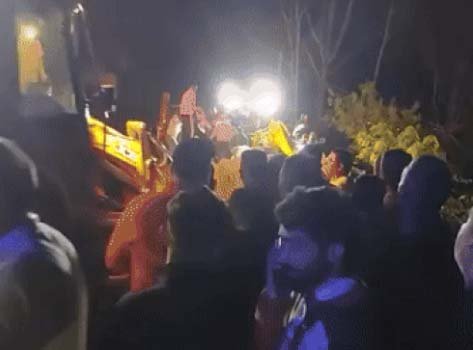 BREAKING NEWS :  हिमाचल के बिलासपुर में प्राइवेट बस पर चट्‌टानें गिरीं, 15 लोगों की मौत; कई लोग मलबे में दबे