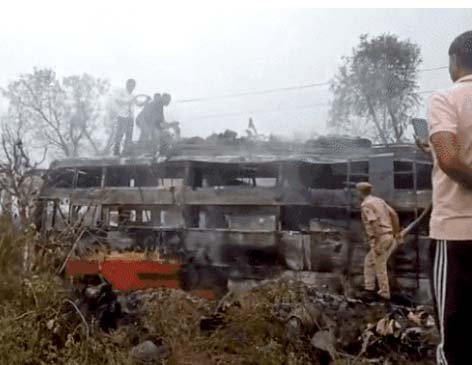 बस हाईटेंशन लाइन से टकराई लगी आग, कई सिलेंडर फटे : 3 की मौत, 10 से ज्यादा झुलसे