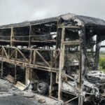 चलती प्राइवेट बस में आग, 20 यात्री जिंदा जले : बाइक टकराकर बस के फ्यूल टैंक में फंसी, इससे आग लगी; 40 यात्री सवार थे