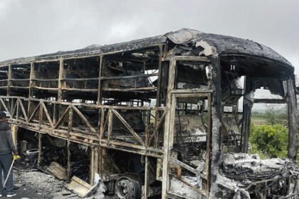 चलती प्राइवेट बस में आग, 20 यात्री जिंदा जले : बाइक टकराकर बस के फ्यूल टैंक में फंसी, इससे आग लगी; 40 यात्री सवार थे