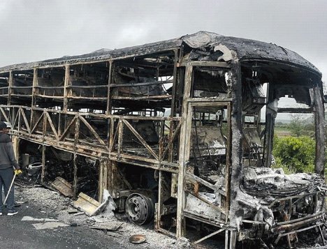 चलती प्राइवेट बस में आग, 20 यात्री जिंदा जले : बाइक टकराकर बस के फ्यूल टैंक में फंसी, इससे आग लगी; 40 यात्री सवार थे