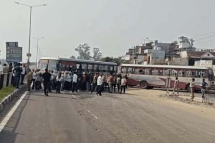 पंजाब रोडवेज और पनबस के कच्चे मुलाजिमों ने किलोमीटर बस योजना के विरोध में किया चक्का जाम : जालंधर बस स्टैंड 2 घंटे रहा बंद