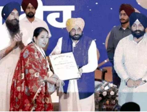 पंजाब सीएम मान ने आज पंजाब के उत्कृष्ट शिक्षकों को किया सम्मानित : सीएम मान बोले- हिस्ट्री से हुई छेड़छाड़, हेरिटेज स्ट्रीट का रखा नींव पत्थर
