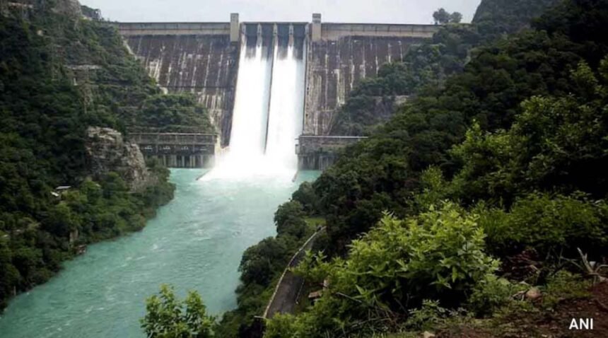 पंजाब में फिर से बाढ़ का खतरा मंडराने लगा :  5 और 6 अक्टूबर को भारी बारिश का अलर्ट जारी ;  पौंग और भाखड़ा डैम खाली किए जा रहे, भाखड़ा से 7 हजार क्यूसेक पानी छोड़ा गया