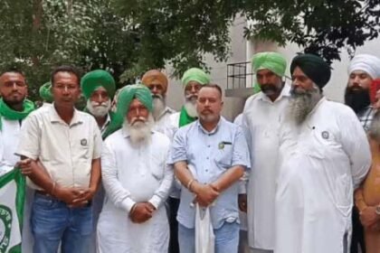 चाइना रोग से खराब हो रही धान की फसल की गिरदावरी की मांग को लेकर डीसी दफ्तर जालंधर पहुंचे किसान