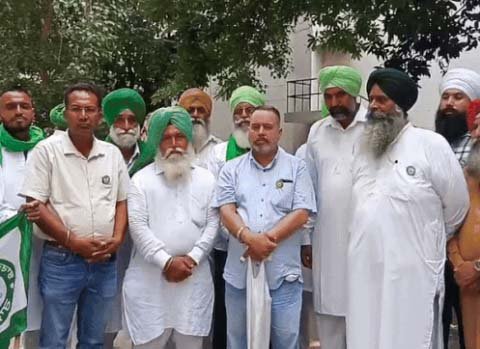 चाइना रोग से खराब हो रही धान की फसल की गिरदावरी की मांग को लेकर डीसी दफ्तर जालंधर पहुंचे किसान