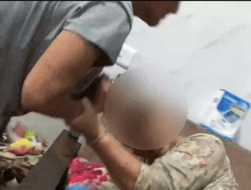 गुरदासपुर में बहू ने की बूढ़ी सास की बेरहमी से पिटाई : बाल पकड़कर झिंझोड़ा, स्टील के गिलास -थप्पड़ मारे; पोता खड़ा वीडियो बनाता रहा