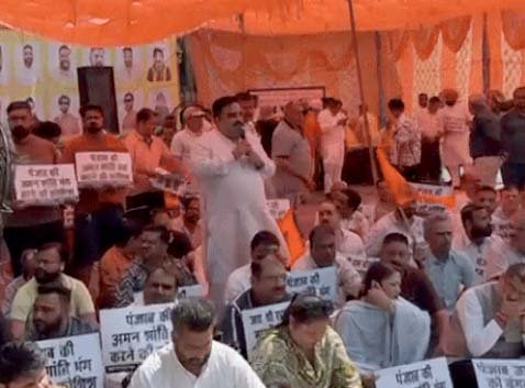 जालंधर में आई लव मोहम्मद विवाद को लेकर हिंदू संगठनों का श्रीराम (कंपनी बाग) चौक में प्रदर्शन : AAP नेता अयूब खान की गिरफ्तारी मांगी