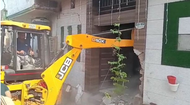 नशा तस्कर भाइयों की अवैध संपत्ति पर चला बुलडोजर, मोगा पुलिस और नगर-निगम की संयुक्त बड़ी कार्रवाई