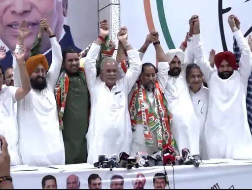 चंडीगढ़ में कांग्रेस प्रभारी भूपेश बघेल और प्रधान वड़िंग के नेतृत्व में शामिल अनिल जोशी ने कांग्रेस का हाथ थामा