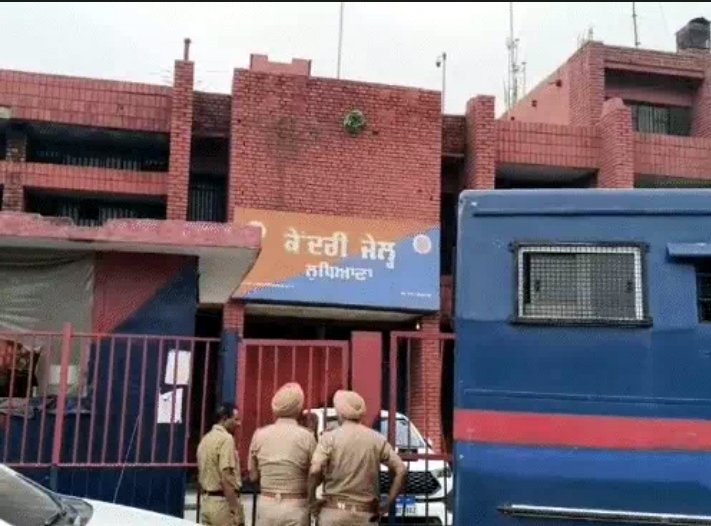 लुधियाना सेंट्रल जेल का असिस्टेंट सुपरिटेंडेंट और दो हवालातियों गिरफ्तार : जेल में LED की बॉडी में छिपाया नशीला पदार्थ, 10 मोबाइल भी बरामद