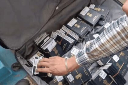 पाकिस्तान स्थित ऐतिहासिक गुरुद्वारों के दर्शन के लिए SGPC ने श्रद्धालुओं को बांटे पासपोर्ट :अमृतसर से 4 नवंबर को पाकिस्तान जाएगा जत्था