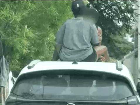 कार की छत पर रोमांस करते हुए विदेशी स्टूडेंट : एक-दूसरे से लिपटे युवक-युवती, गाड़ी  नंबर जालंधर का