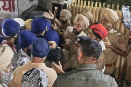 जालंधर में श्री गुरु ग्रंथ साहिब जी की बेअदबी पर सिख जत्थेबंदियों ने दो घंटे तक किया रोड जाम : अलमीरा में बंद स्वरूप निकलवाया