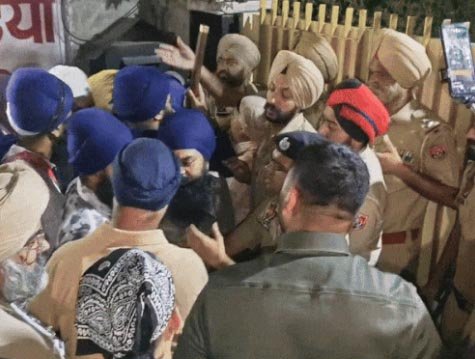 जालंधर में श्री गुरु ग्रंथ साहिब जी की बेअदबी पर सिख जत्थेबंदियों ने दो घंटे तक किया रोड जाम : अलमीरा में बंद स्वरूप निकलवाया