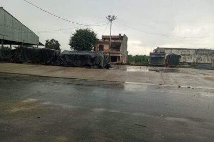 बारिश के चलते डिप्टी कमिश्नर ने मंडियों में तिरपाल के समुचित प्रबंध करने के दिए निर्देश