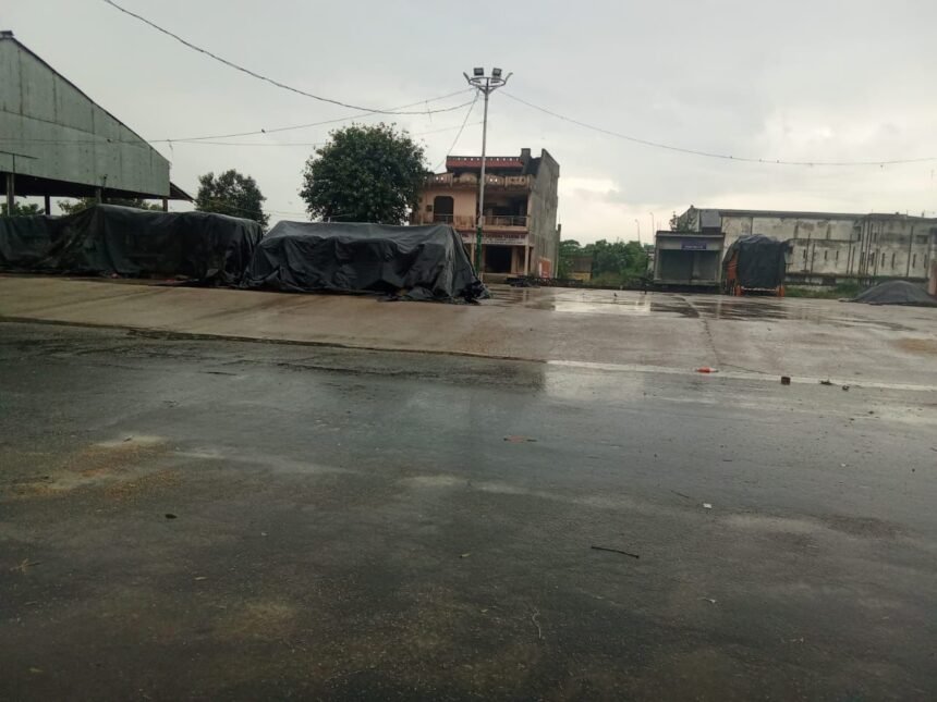 बारिश के चलते डिप्टी कमिश्नर ने मंडियों में तिरपाल के समुचित प्रबंध करने के दिए निर्देश