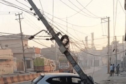 कपूरथला रोड पर कार खंभे से टकराई ; तारें टूटने से बत्ती गुल, 2 लोग घायल, गाड़ी पर पंजाब पुलिस का स्टीकर