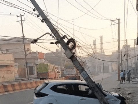 कपूरथला रोड पर कार खंभे से टकराई ; तारें टूटने से बत्ती गुल, 2 लोग घायल, गाड़ी पर पंजाब पुलिस का स्टीकर