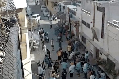 जालंधर के लाडोवाली रोड के प्रीत नगर में दो पक्षों में कार-स्कूटी की साइड को लेकर हुआ विवाद :  चले लात-घूंसे, एक पक्ष ने लड़के बुलाकर पीटा