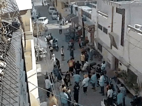 जालंधर के लाडोवाली रोड के प्रीत नगर में दो पक्षों में कार-स्कूटी की साइड को लेकर हुआ विवाद :  चले लात-घूंसे, एक पक्ष ने लड़के बुलाकर पीटा