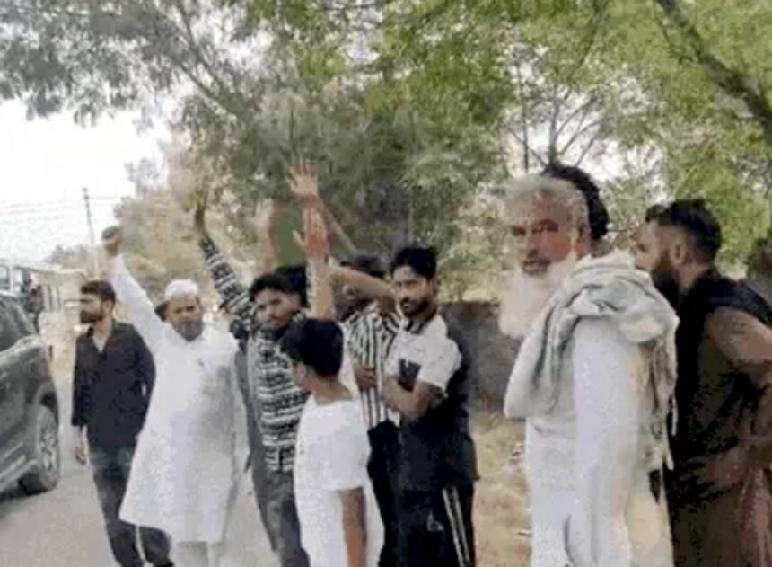 मस्जिद में बेअदबी : जालंधर के खांबड़ा में मस्जिद में दो युवक जूते पहन कर घुसे; मुस्लिमों में गुस्सा, पुलिस मौके पर पहुंची