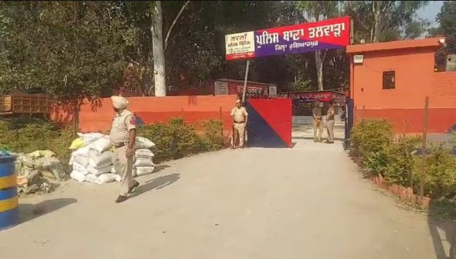 पंजाब के पुलिस थाने आतंकियों व गैंगस्टरों के निशाने पर : तलवाड़ा पुलिस स्टेशन में बम ब्लास्ट; थाने की सुरक्षा बढ़ाई, गैंगस्टरों ने MLA और सांसदों को भी धमकी