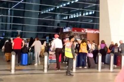 दिल्ली एयरपोर्ट पर एयर ट्रैफिक कंट्रोल सिस्टम में तकनीकी खराबी: 300 फ्लाइट्स लेट, विमानों की लैंडिग-टेकऑफ का शेड्यूल नहीं मिल रहा