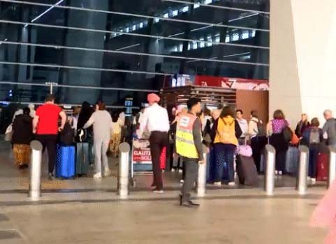 दिल्ली एयरपोर्ट पर एयर ट्रैफिक कंट्रोल सिस्टम में तकनीकी खराबी: 300 फ्लाइट्स लेट, विमानों की लैंडिग-टेकऑफ का शेड्यूल नहीं मिल रहा