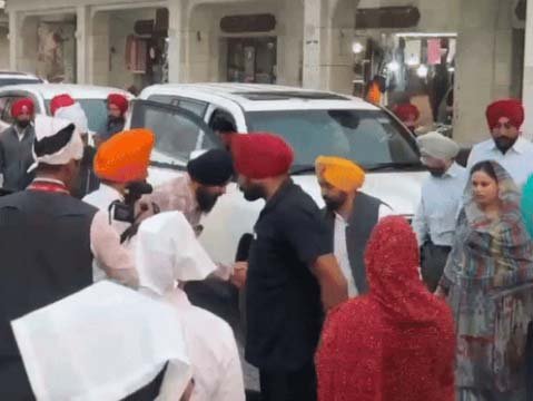 गुरु नानक देव जी के प्रकाश पर्व के पवित्र अवसर पर पंजाब के मुख्यमंत्री मान ने दरबार साहिब में माथा टेका : पंजाब की तरक्की और लोगों की सुख-शांति की अरदास की