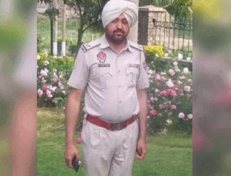 पंजाब पुलिस के ASI की अपनी ही सर्विस रिवॉल्वर से गोली लगने के कारण मौत : सर्विस रिवॉल्वर साफ करते समय सिर में लगी गोली, रोपड़ चेक पोस्ट पर थी तैनाती
