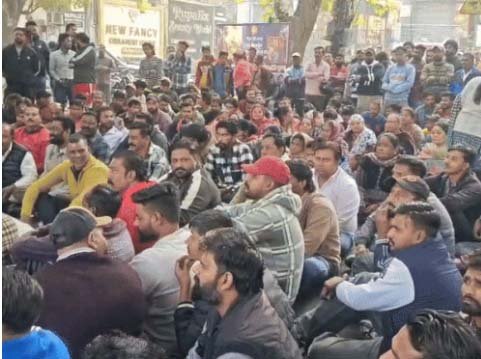 जालंधर नगर-निगम के सफाई कर्मचारियों का ठेका सिस्टम के खिलाफ प्रदर्शन खत्म : मेयर विनीत धीर ने दिया आश्वासन, कहा-पंजाब सरकार के आगे कर्मचारियों की दिक्कतों को रखा जाएगा