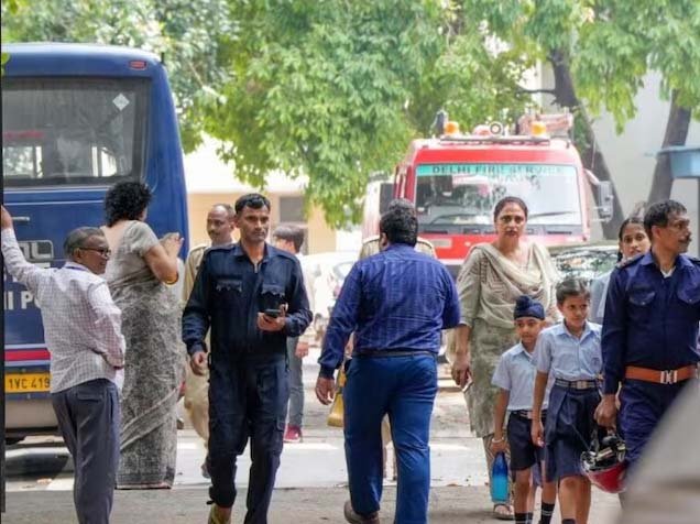 लाल किला ब्लास्ट के बाद दिल्ली में फिर मचा हड़कंप : साकेत कोर्ट को उड़ाने की धमकी;  भारी संख्या में पुलिस बल तैनात, खाली कराया कोर्ट परिसर